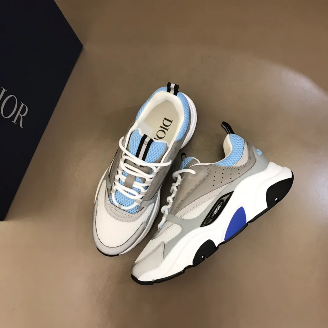 Factory price: 480💰 ◾️▫️Dior D®️ x 🆕 (high version) B22 men's jogging fashion sneakers, this single product draws inspiration from retro jogging shoes. It adopts a thick low-top design, with an upper made of black cow leather and mesh fabric, and a black and white engraved rubber sole. Black mesh fabric tongue and heel counters complement black laces, with an embossed "Di~r" logo embellishment on the side. These sneakers can be mixed and matched with a classic suit for a sporty chic look! Size: 39-45 (38, 46 can be customized)